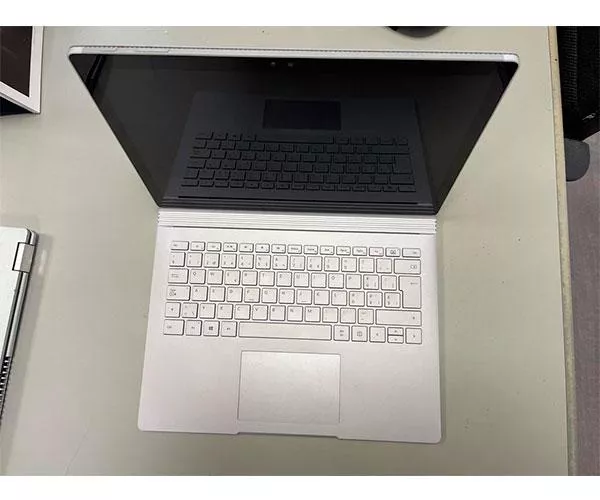 Port&aacute;til Reacondicionado Microsoft Surface Book 1 13" tactil / i5-6300U / 8gb / 128gb Ssd / Teclado kit de pegatinas de conversi&oacute;n / Sin l&aacute;piz / Grado B  No funciona el tactil
